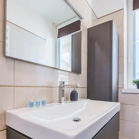 Crescent Luxury Retreat - Seafront Apartment Scala B 아파트
