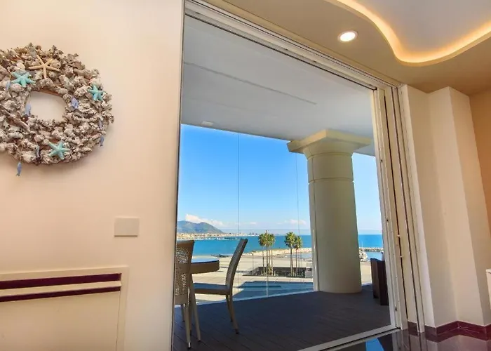 Crescent Luxury Retreat - Seafront Apartament