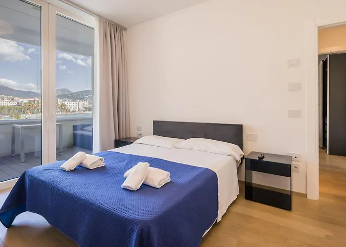 Crescent Luxury Retreat - Seafront Apartament