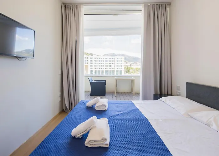 Crescent Luxury Retreat - Seafront * Salerno