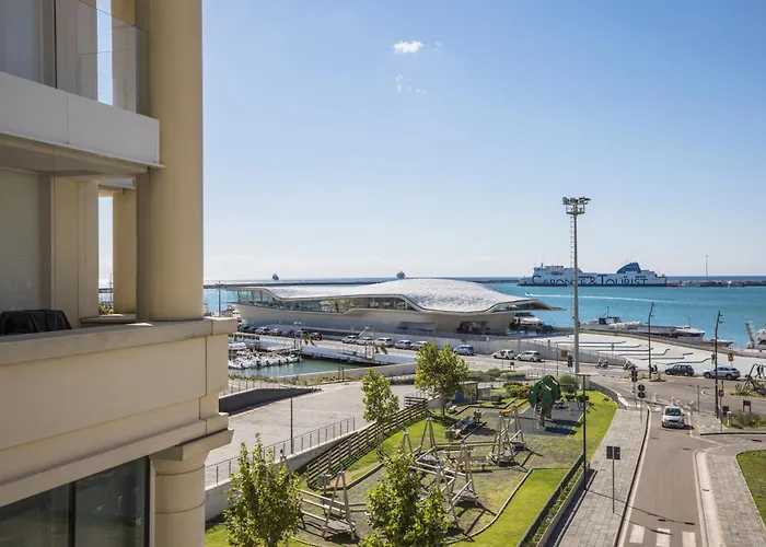 Crescent Luxury Retreat - Seafront *