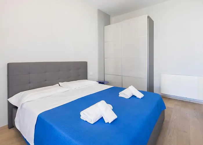 Crescent Luxury Retreat - Seafront Salerno