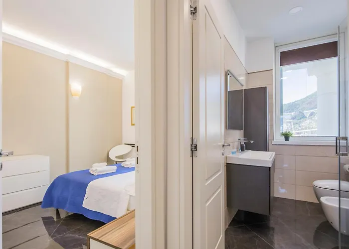 Crescent Luxury Retreat - Seafront Apartament