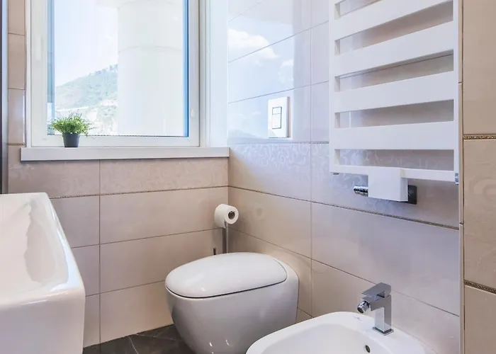 Crescent Luxury Retreat - Seafront *