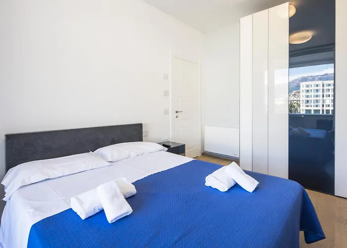 Crescent Luxury Retreat - Seafront