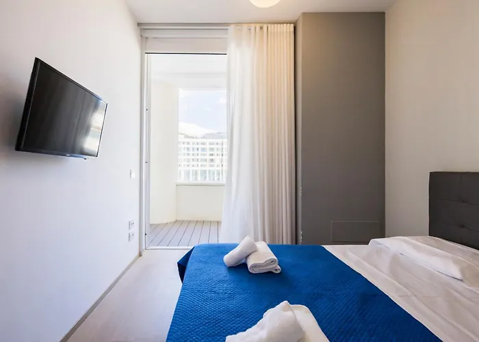 Crescent Luxury Retreat - Seafront Apartament *