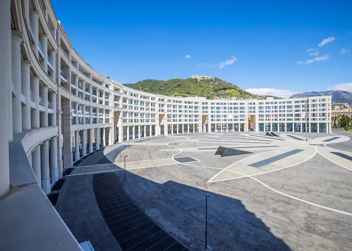 Crescent Luxury Retreat - Seafront Salerno