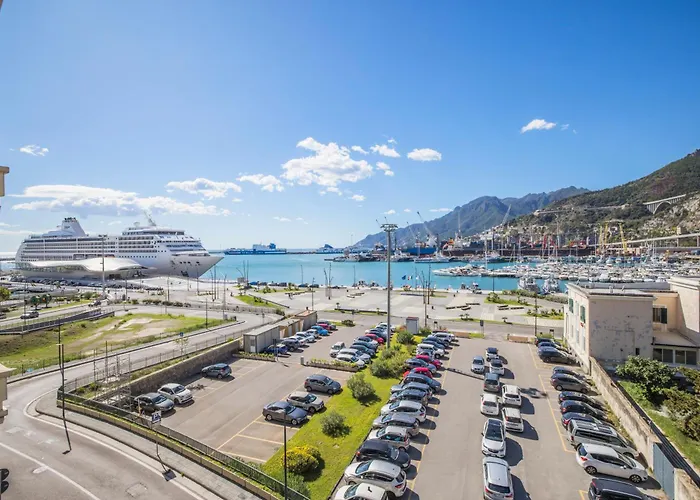 Crescent Luxury Retreat - Seafront *