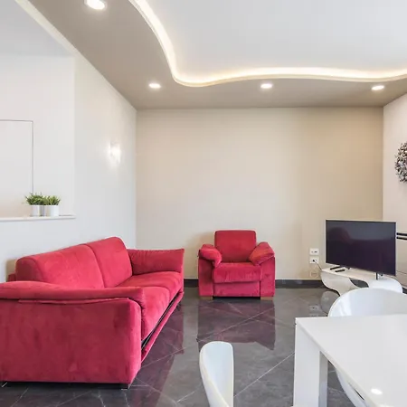 Crescent Luxury Retreat - Seafront Apartment Scala B