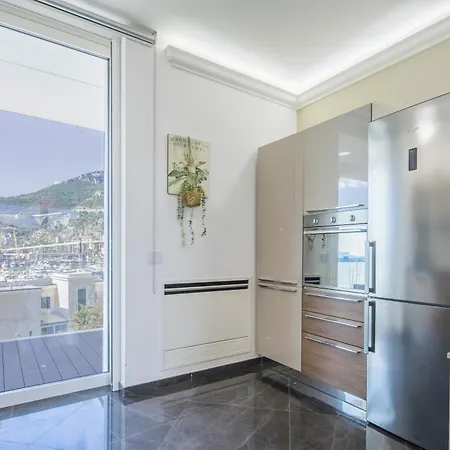 Crescent Luxury Retreat - Seafront Apartment Scala B *