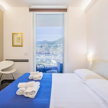 Crescent Luxury Retreat - Seafront Apartment Scala B *
