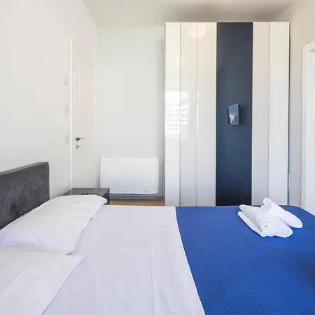 Crescent Luxury Retreat - Seafront Apartment Scala B * Salerno