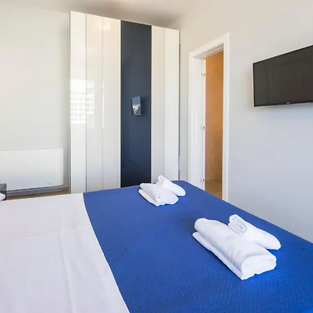 Crescent Luxury Retreat - Seafront Apartment Scala B * Salerno