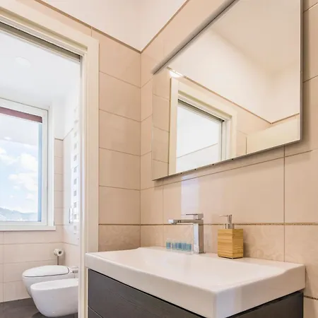 Crescent Luxury Retreat - Seafront Apartment Scala B