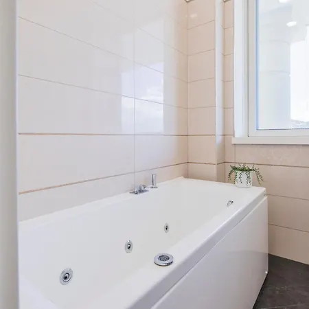 Crescent Luxury Retreat - Seafront Apartment Scala B * Salerno