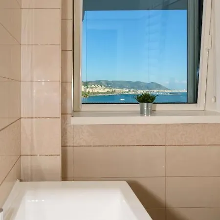 Crescent Luxury Retreat - Seafront Apartment Scala B Salerno