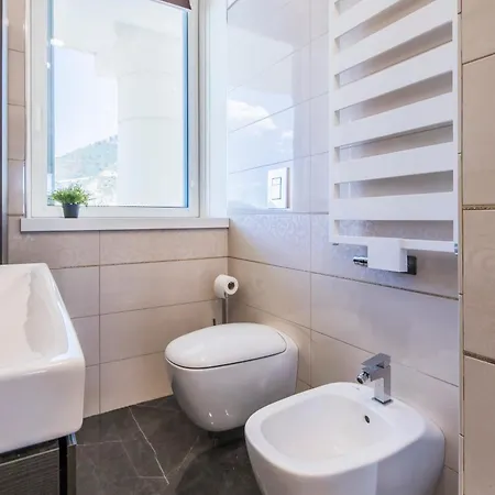 Crescent Luxury Retreat - Seafront Apartment Scala B *