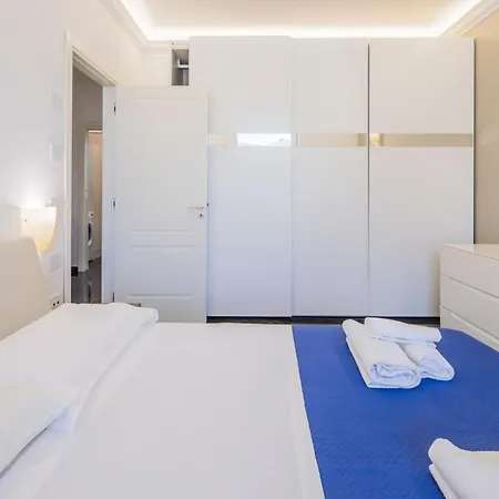 Crescent Luxury Retreat - Seafront Apartment Scala B Salerno
